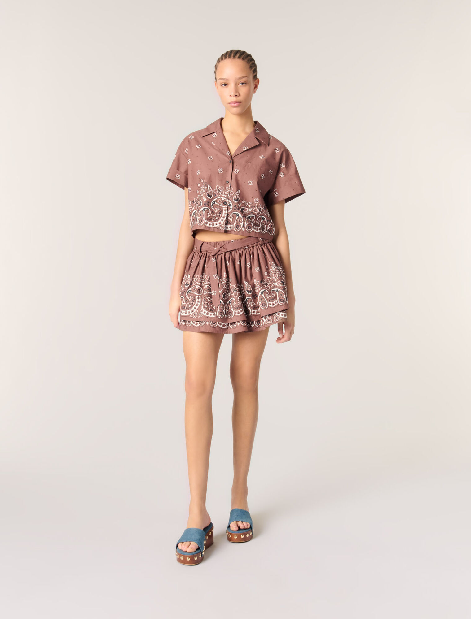 Kurze gemusterte Bluse mit Strass