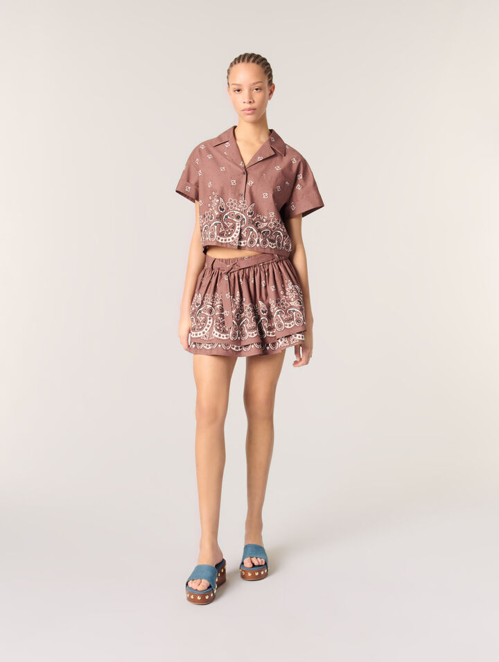 Kurze gemusterte Bluse mit Strass