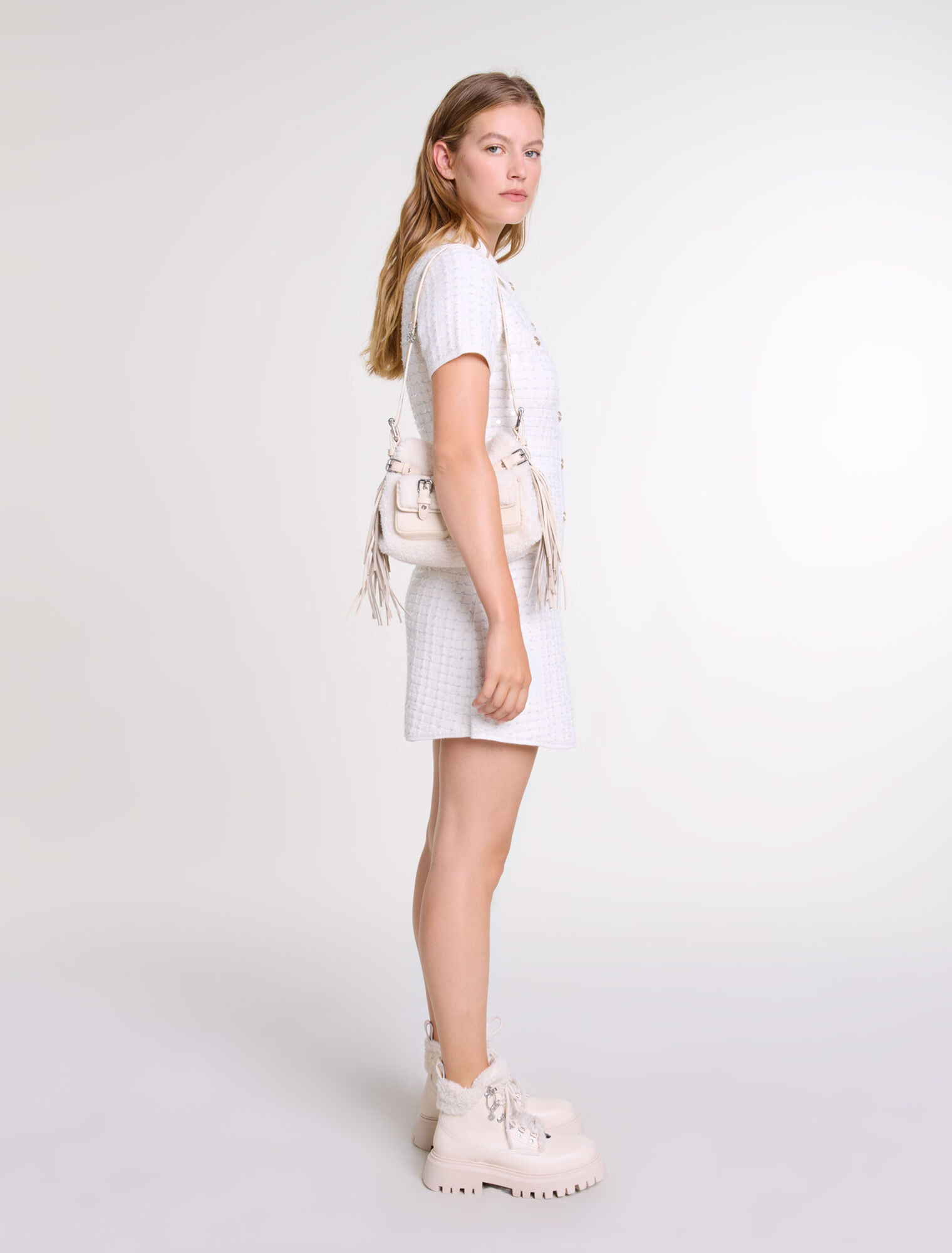 Kurzes Strickkleid mit Pailletten