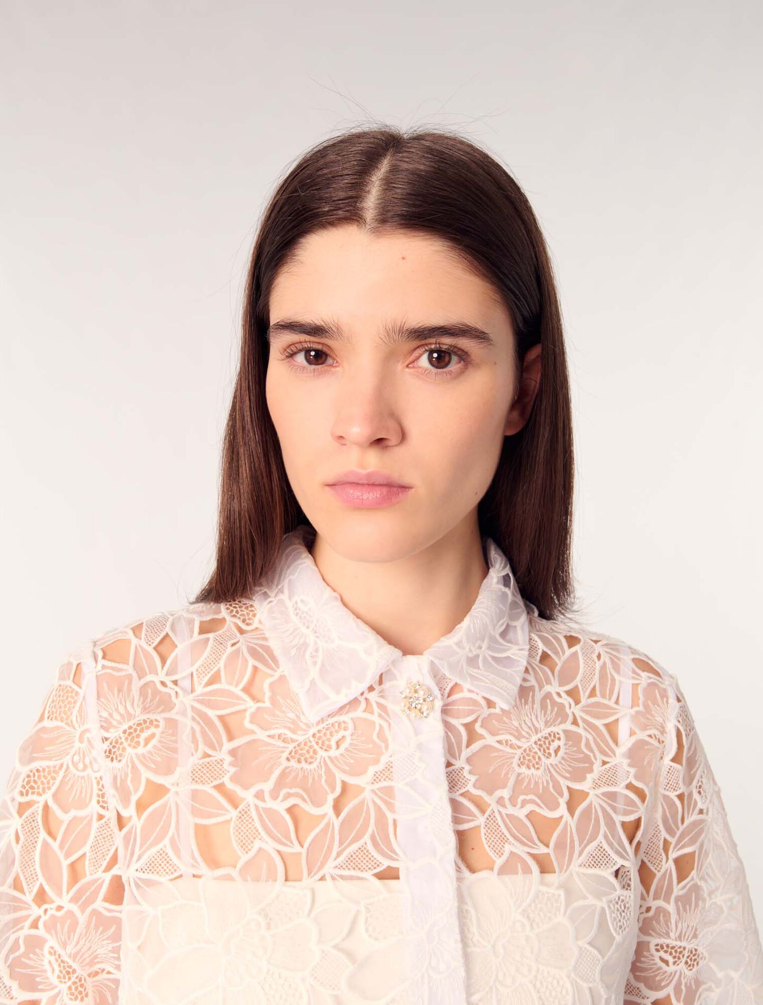 Kurze Bluse aus floraler Guipure-Spitze