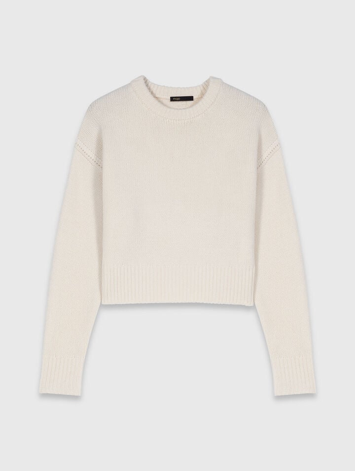 Pullover mit Blumenbrosche