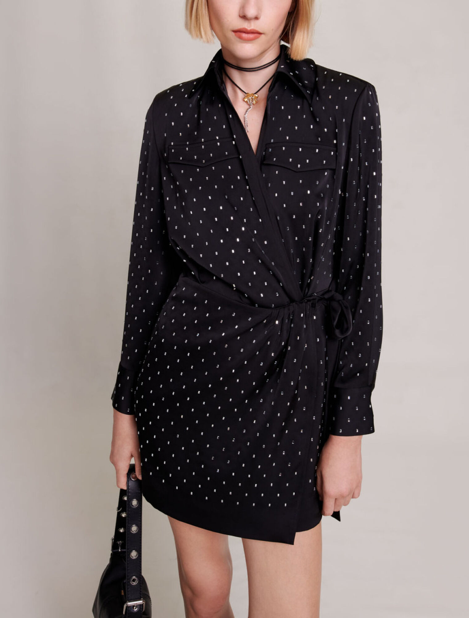 Kurzes Kleid aus Satin mit Strass