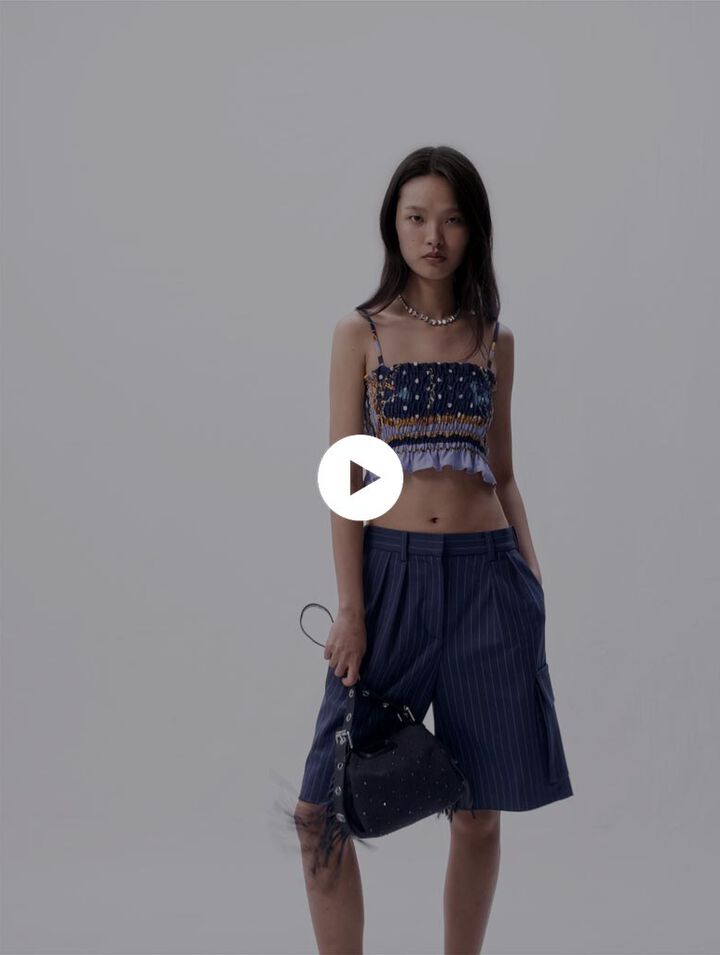 Gesmoktes Crop-Top mit Druckmuster