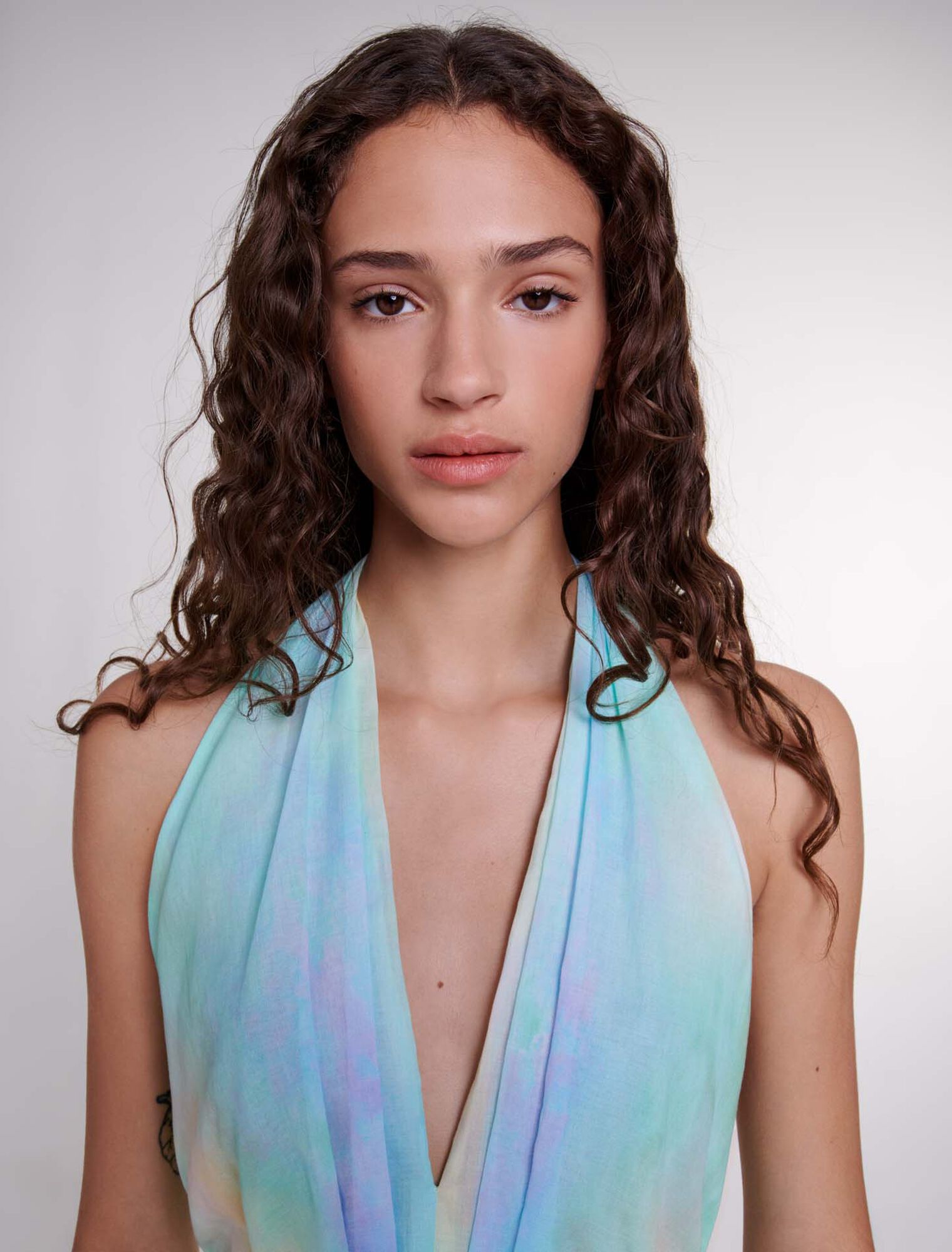 Rückenfreies Tie-and-Dye Kleid