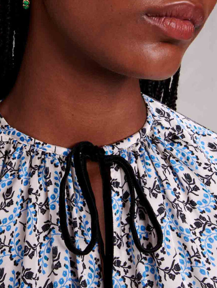 Weit geschnittene Satinbluse