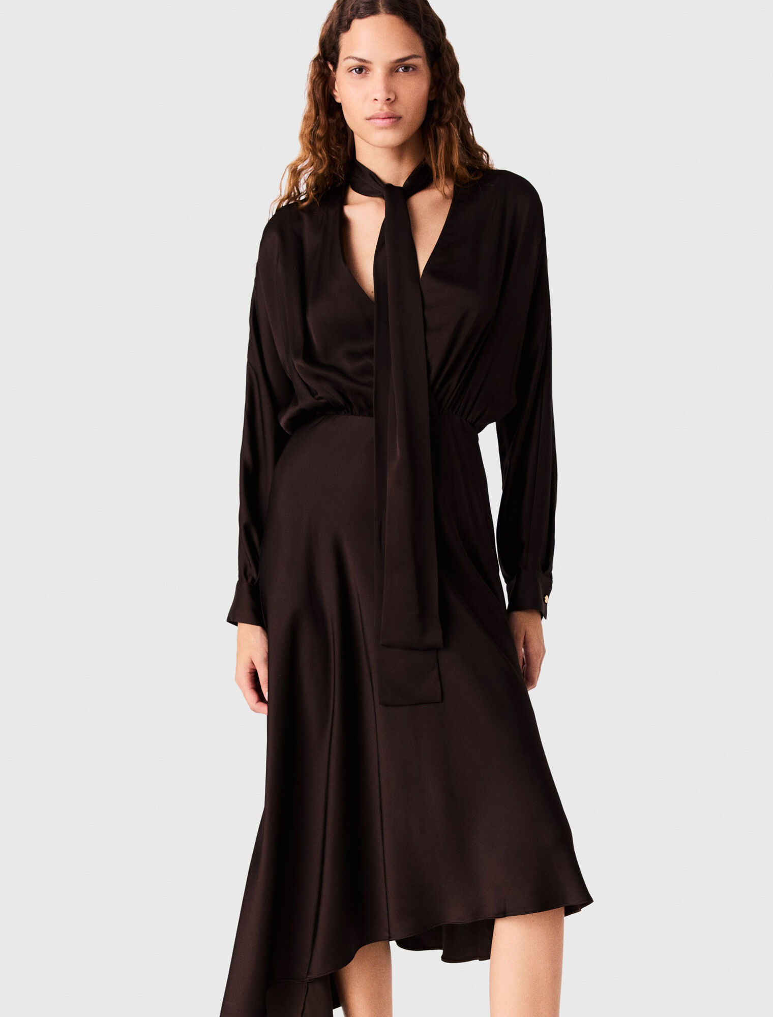 Asymmetrisches Midikleid aus Satin