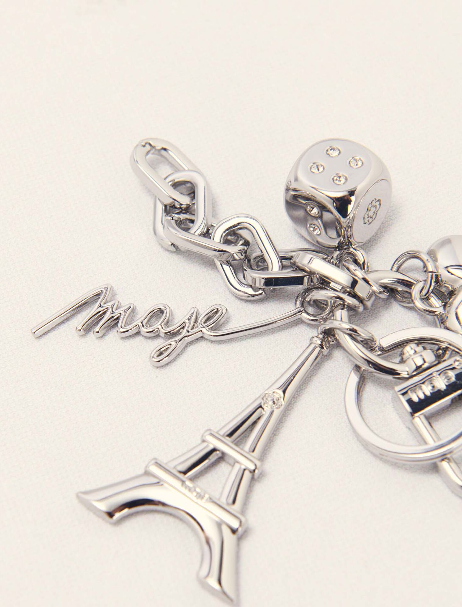 Schlüsselanhänger mit Maje-Schmuck