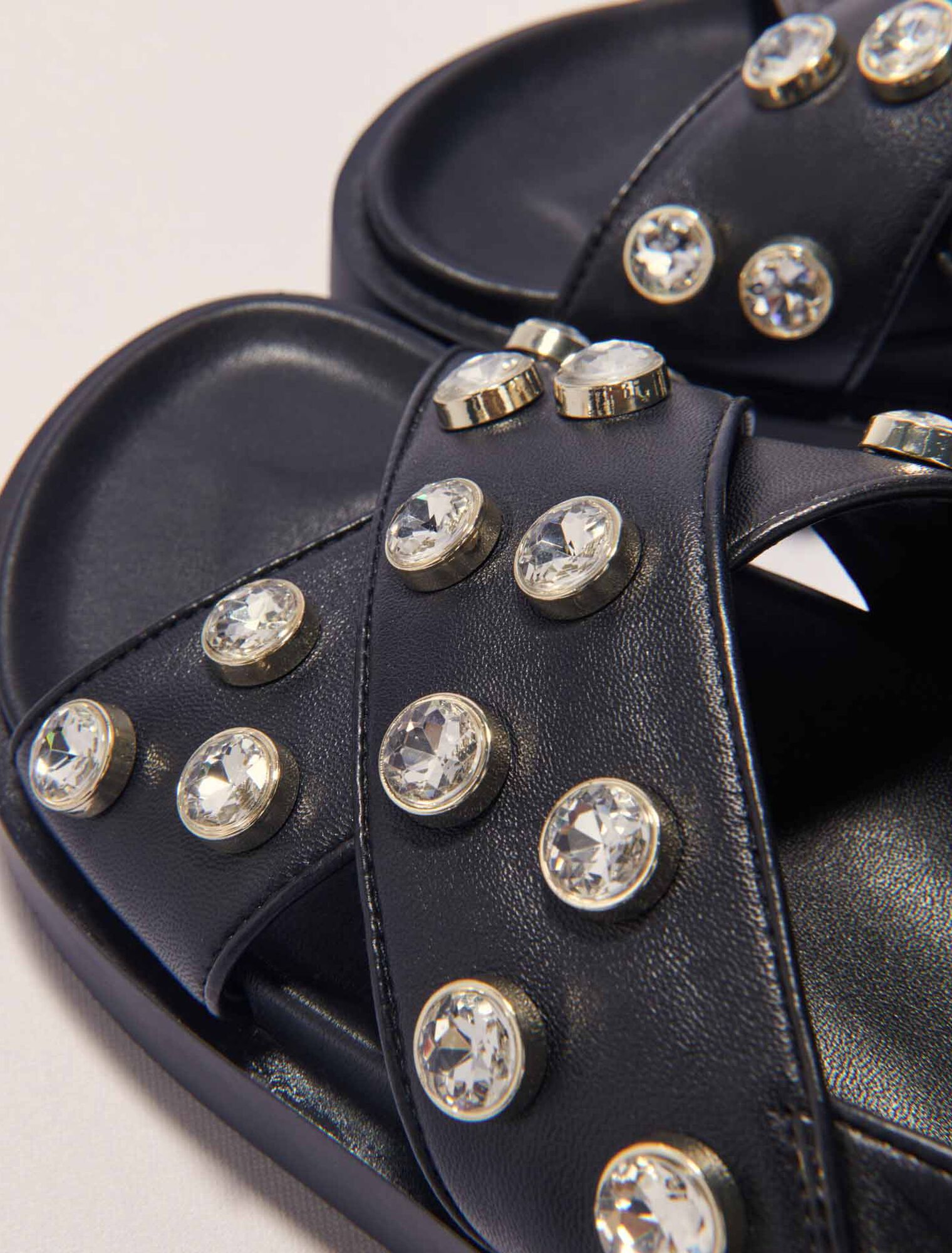 Flache Ledersandalen mit Strass