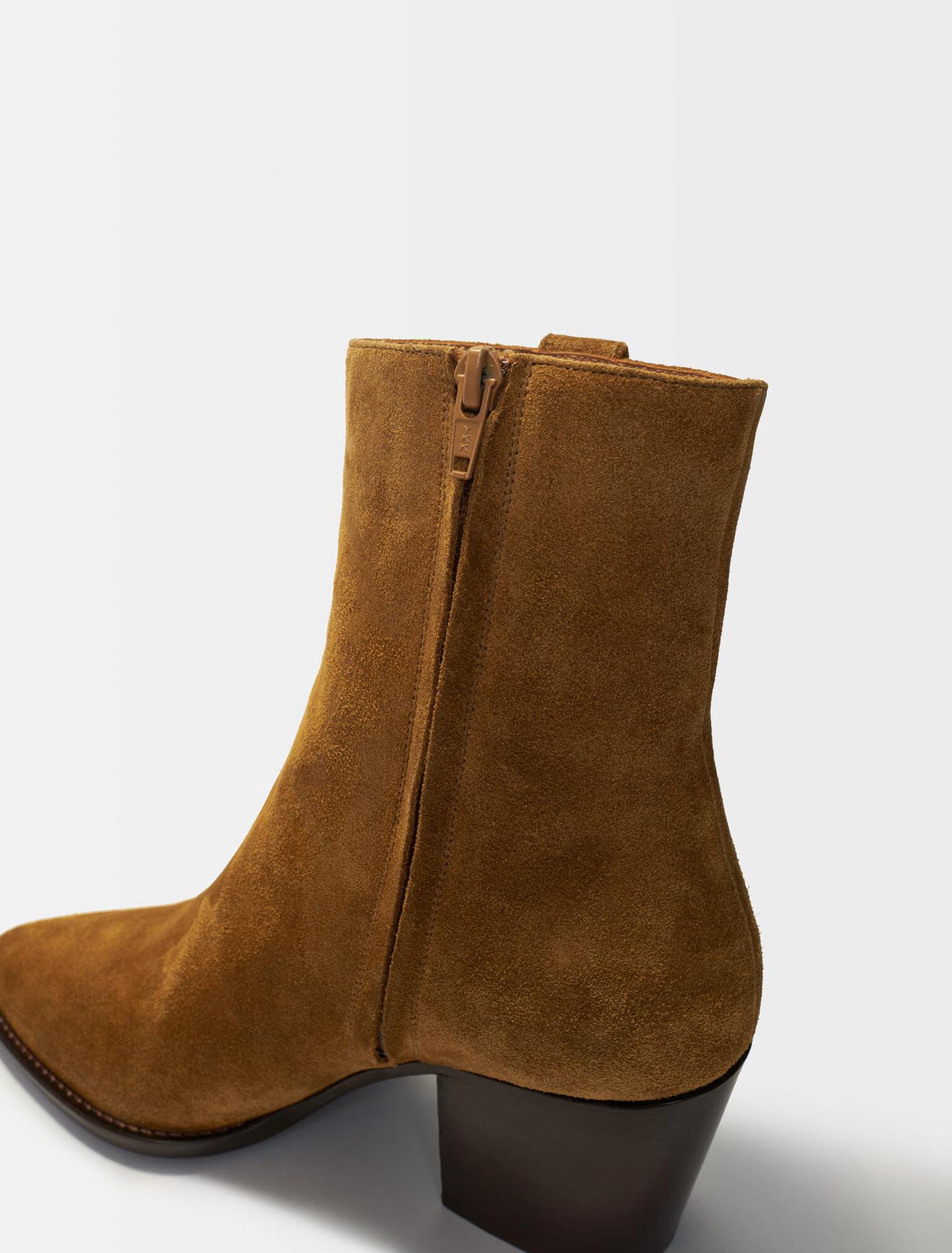 Camelfarbene Wildlederstiefel
