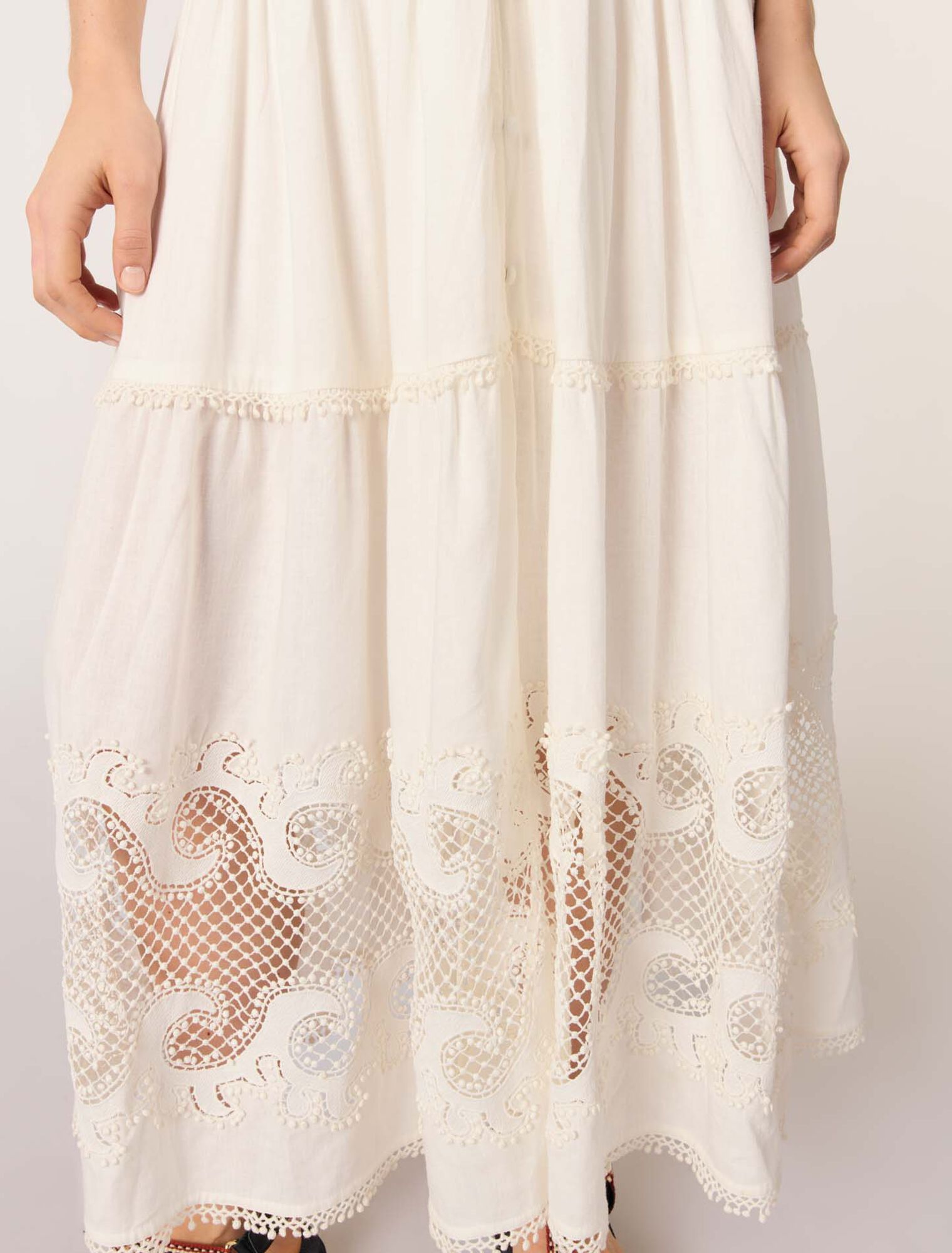 Langes besticktes Kleid mit Volants