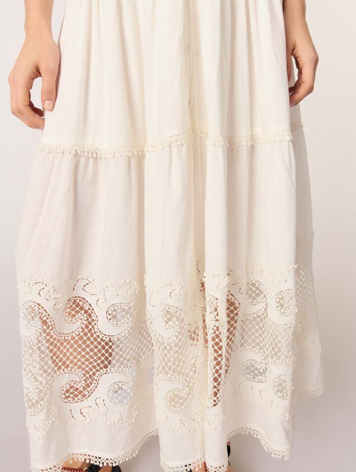 Langes besticktes Kleid mit Volants