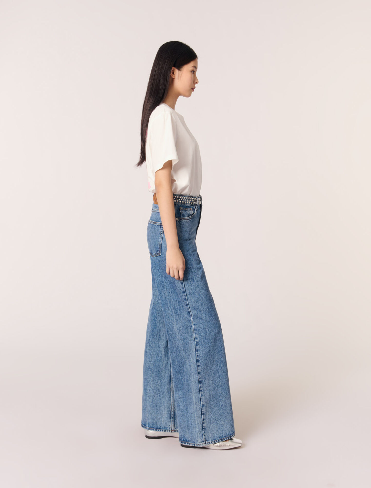 Flared Jeans mit Nietengürtel