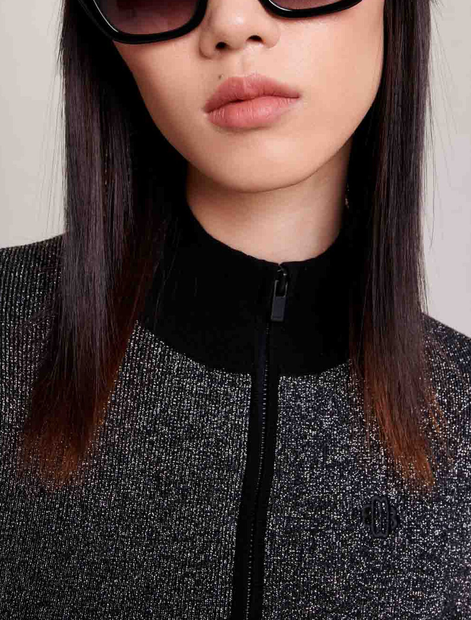 Kurzes Strickkleid mit Pailetten