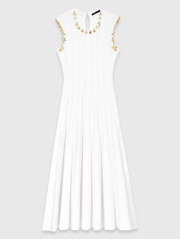 Strickkleid mit Goldschmuck