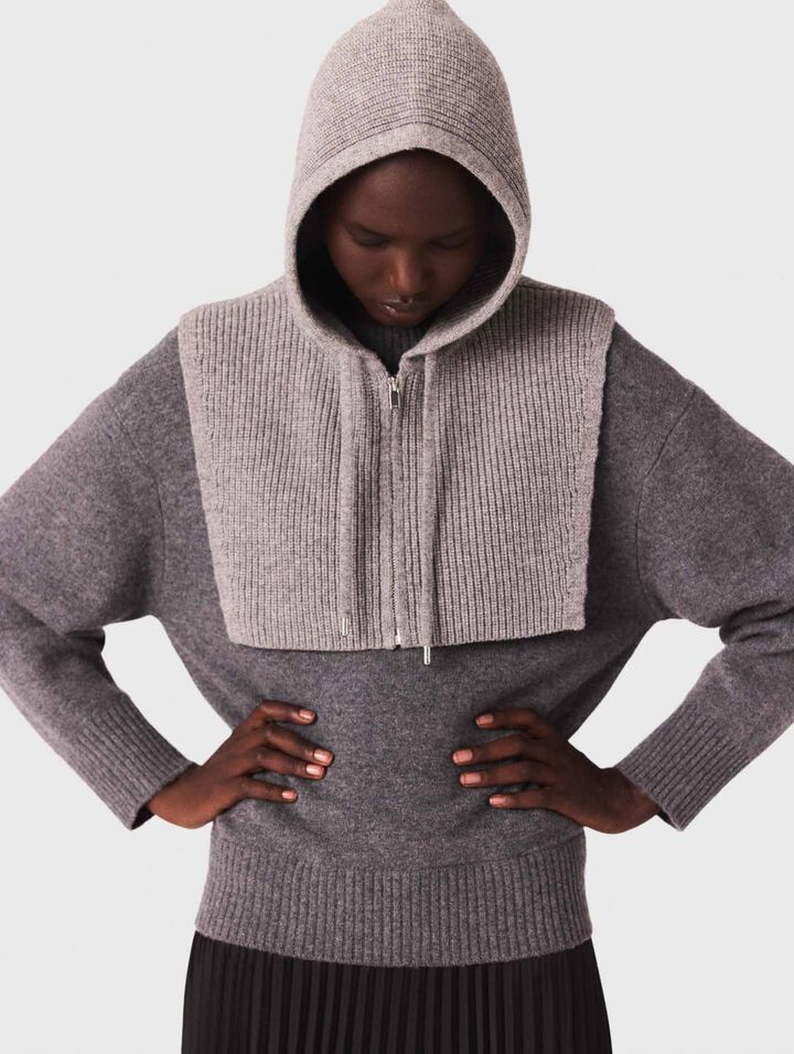 Langes Kleid im Materialmix