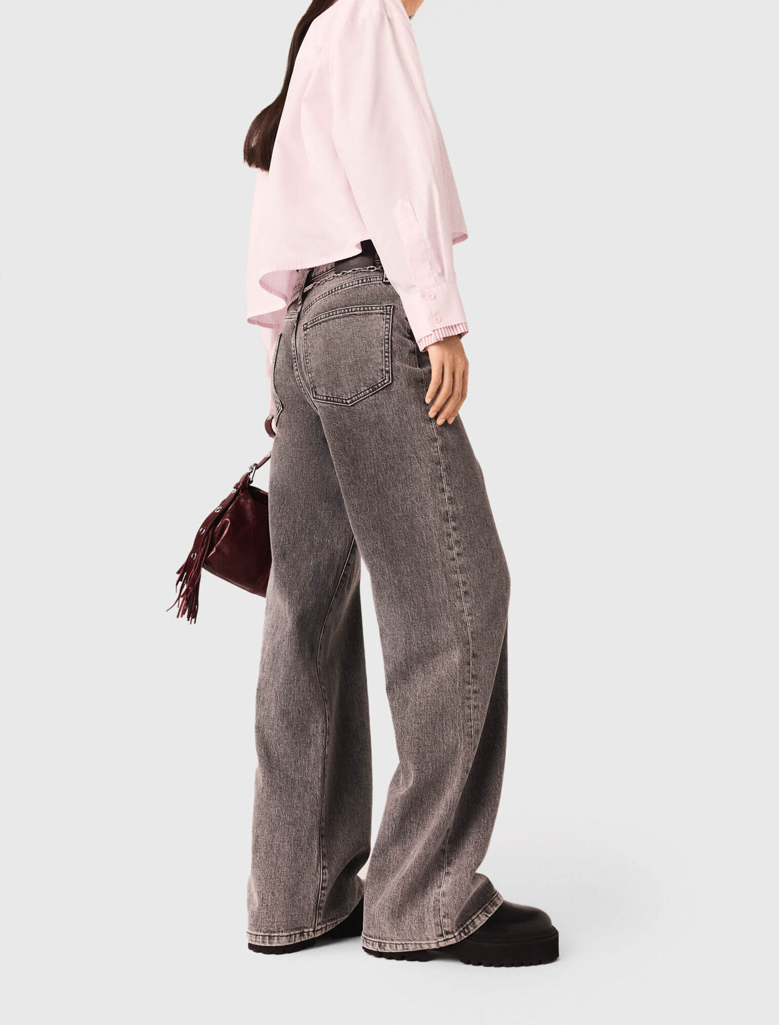 Weite Jeans mit Kettengürtel