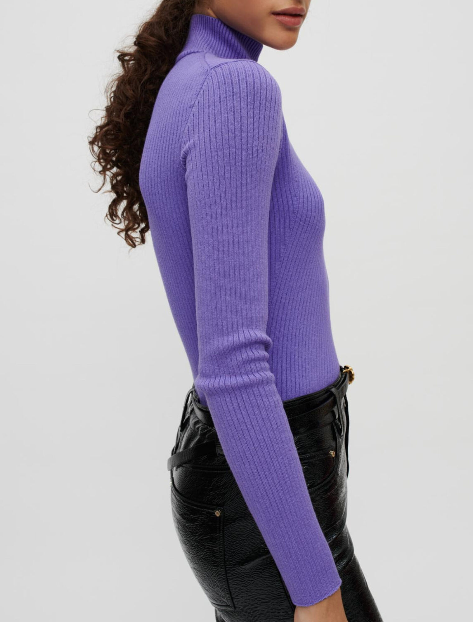 Eng anliegender Pullover mit Stehkragen