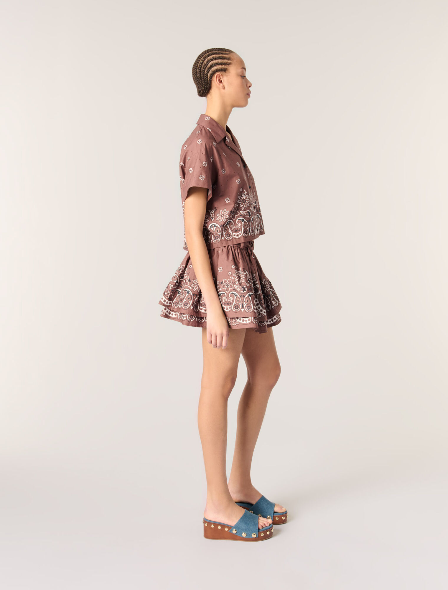 Kurze gemusterte Bluse mit Strass
