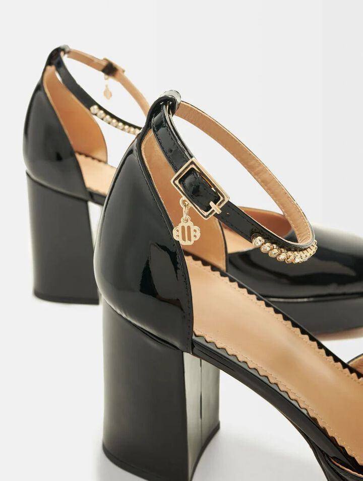 Lackpumps mit Plateau