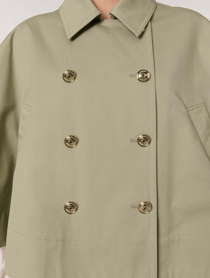 Kurzer Trenchcoat im Cape-Stil