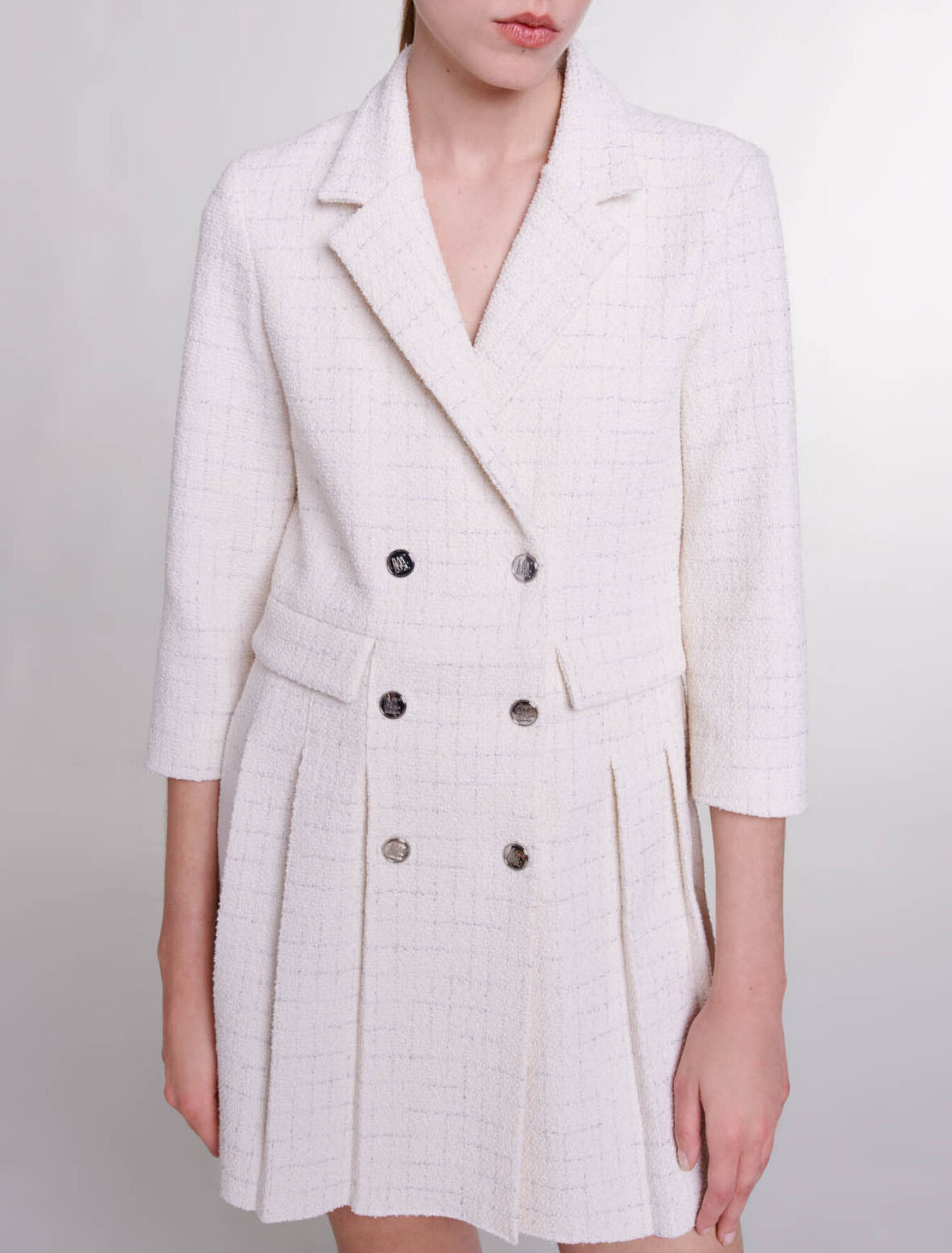 Kurzes Kleid mit Knöpfen