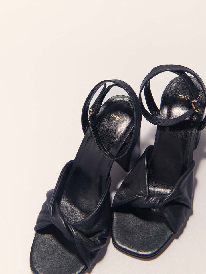 Sandalen aus Glattleder mit Absatz