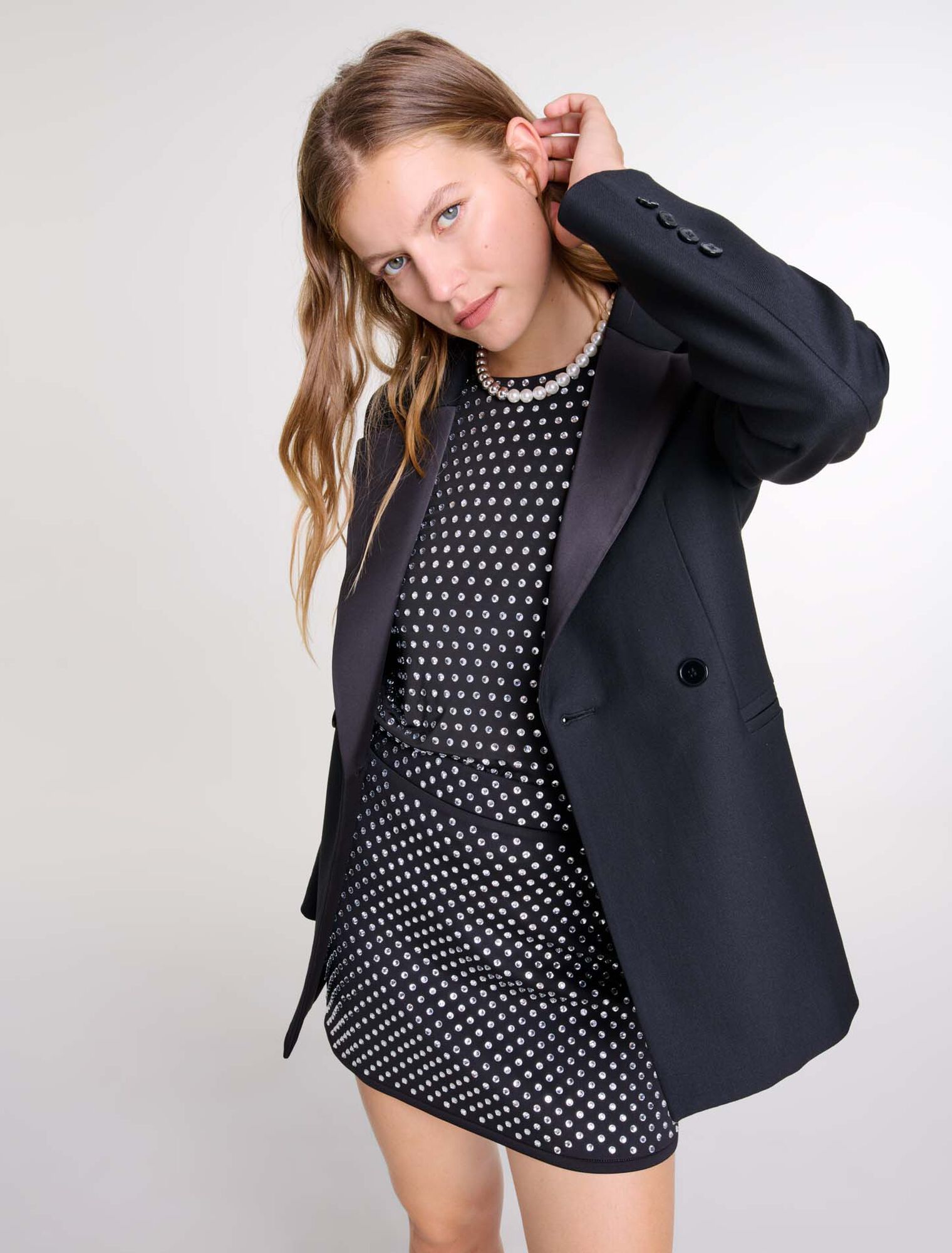 Kostümjacke mit Brosche