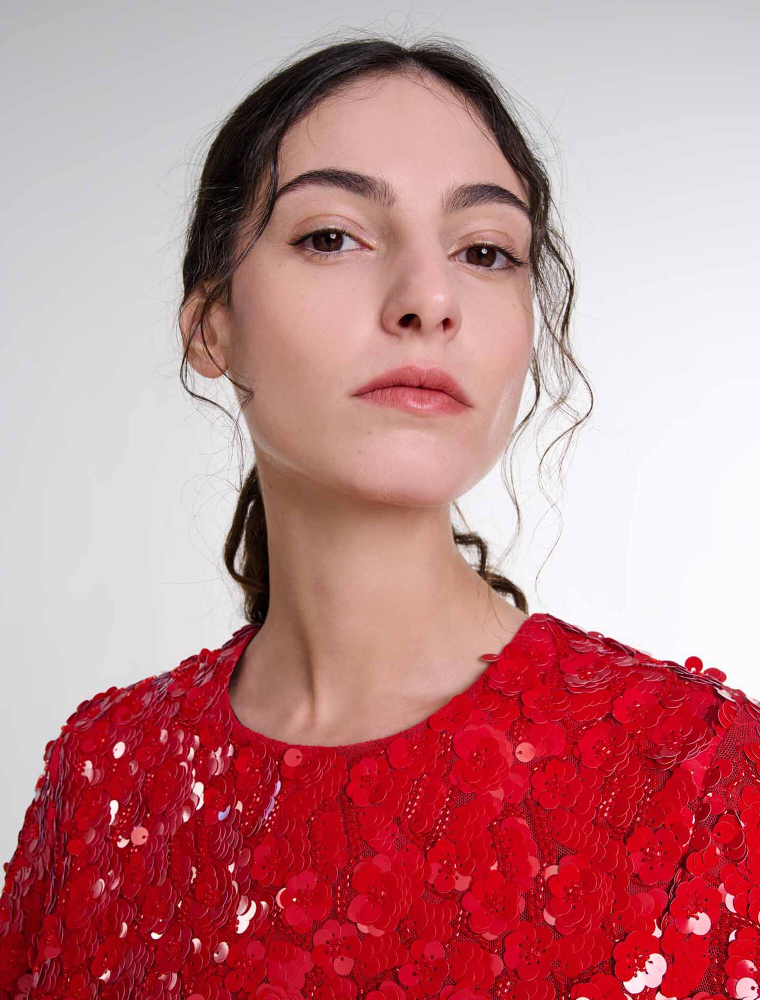 Kurzes Kleid mit Paillettenblumen