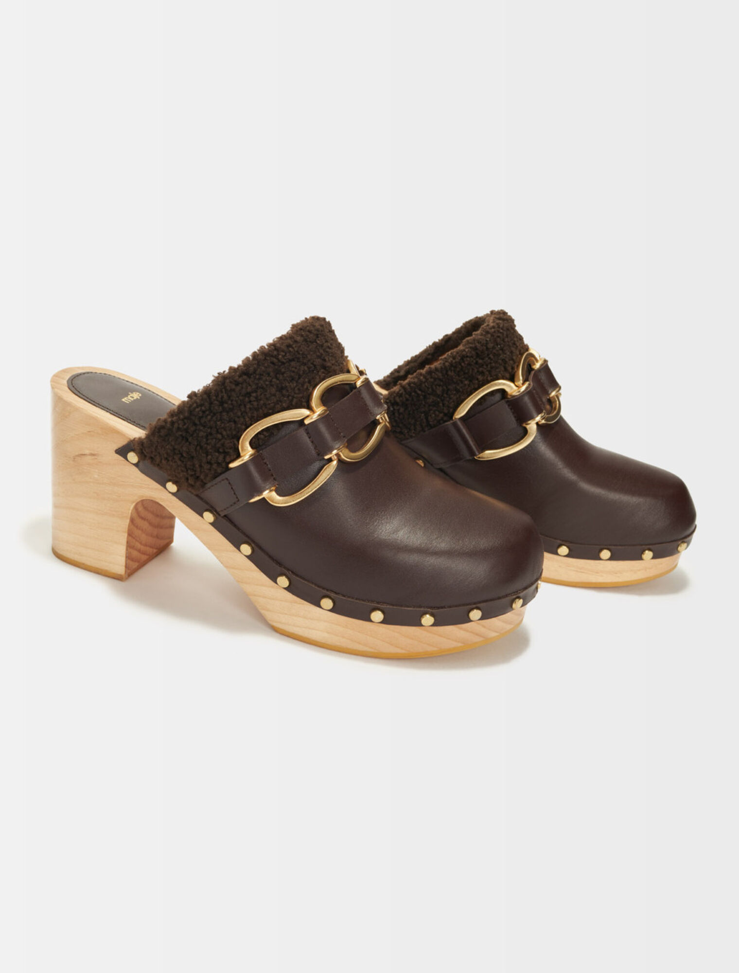 Clogs mit Absätzen und Kettenverzi