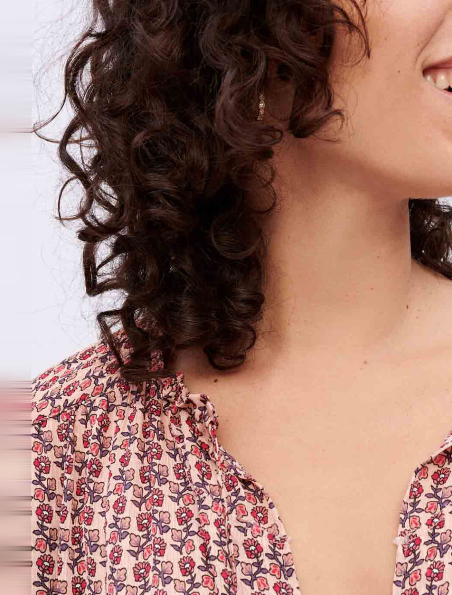 Bedrucktes fließendes Kleid mit Volants