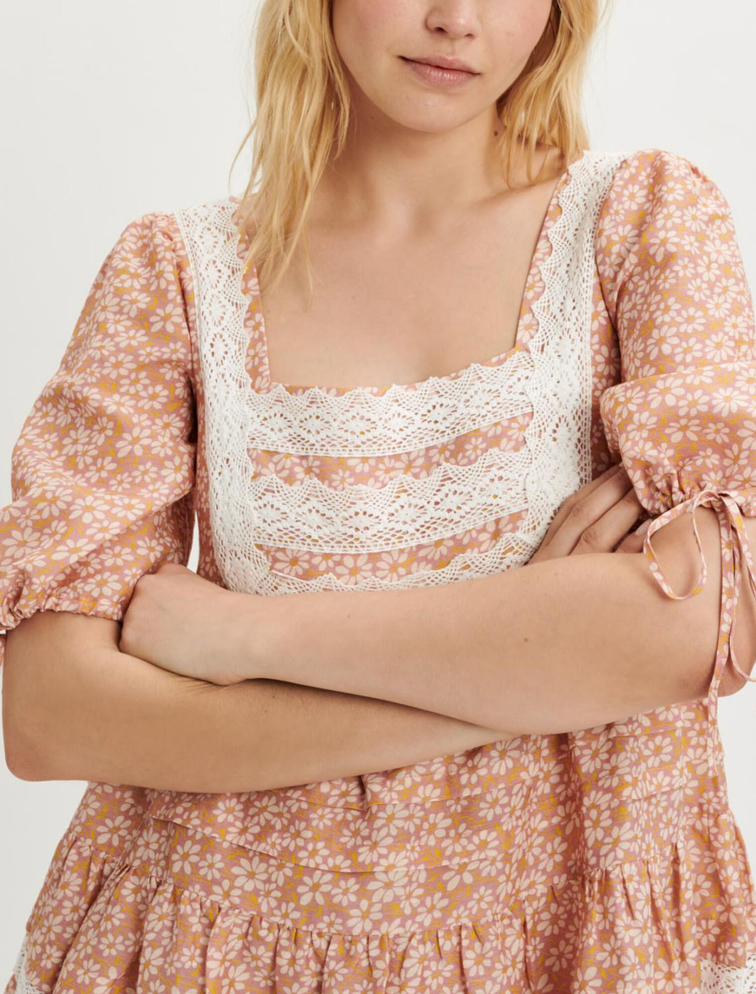 Bedrucktes Kleid mit Spitzengalons