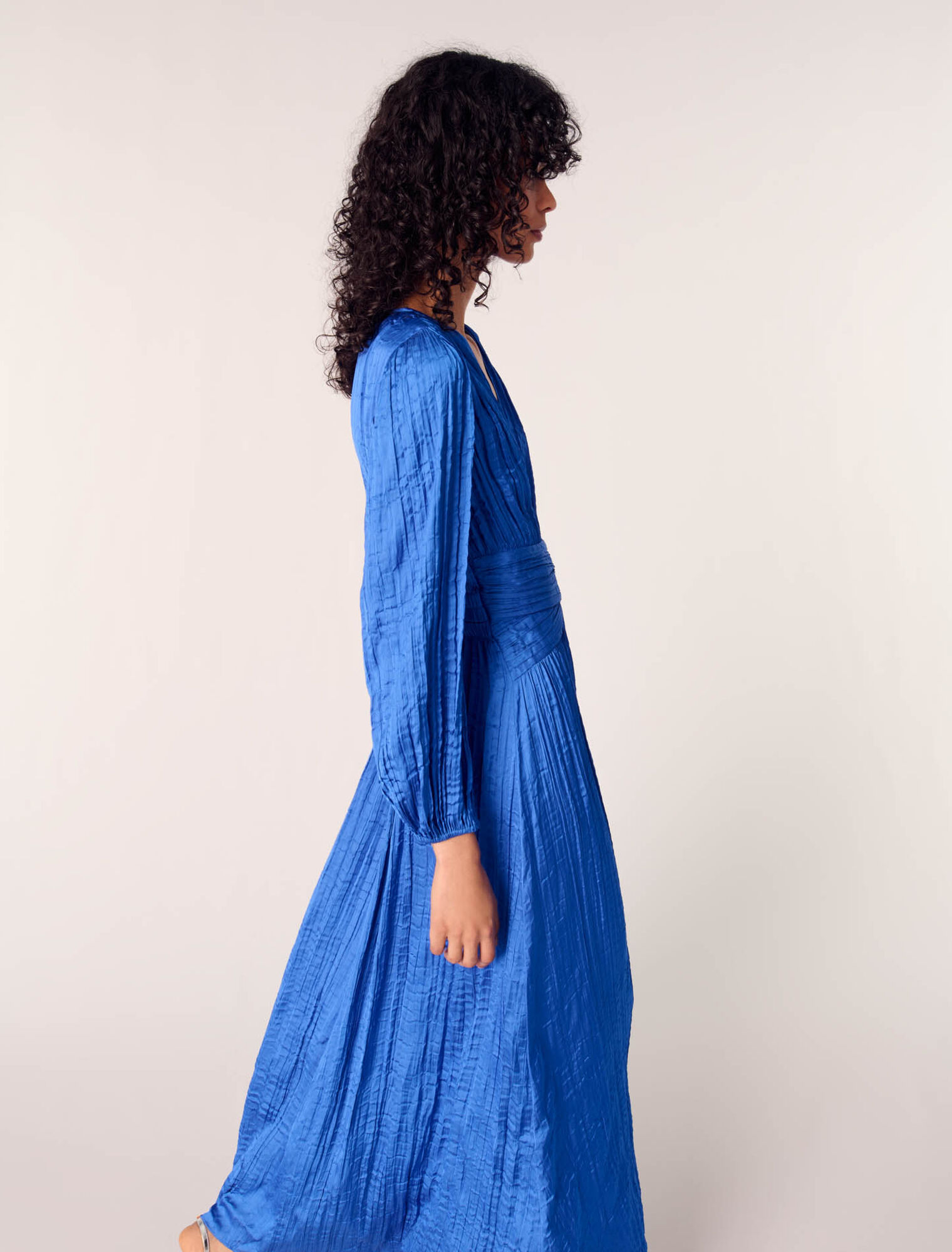 Langes plissiertes Kleid aus Satin