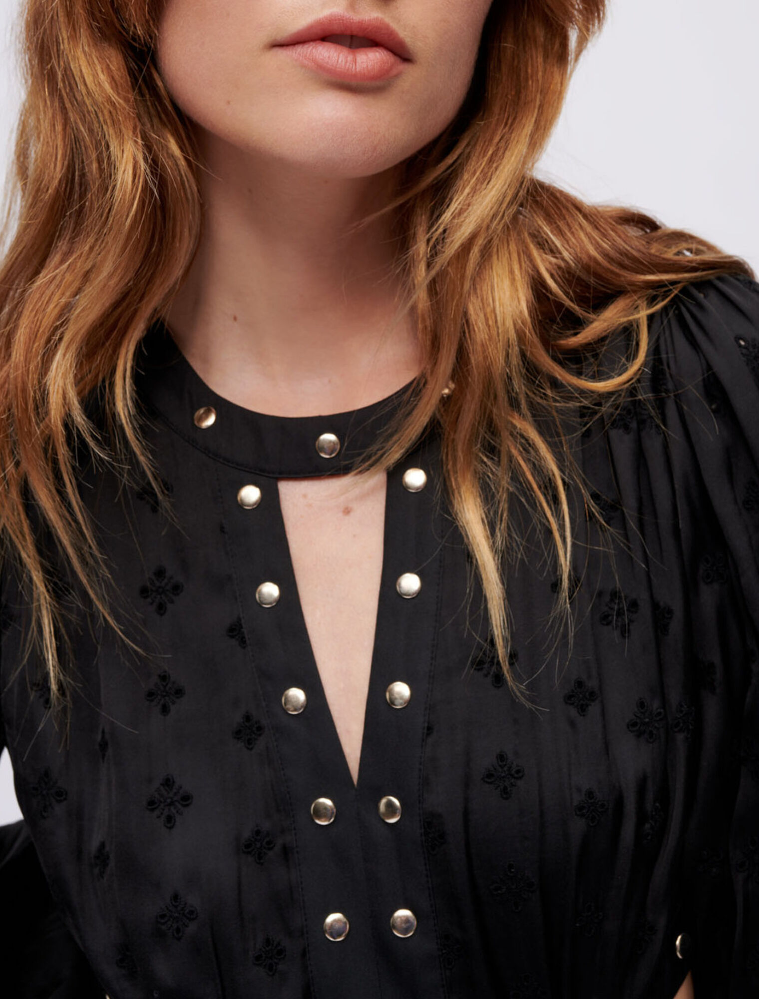 Kleid aus besticktem Satin mit Studs