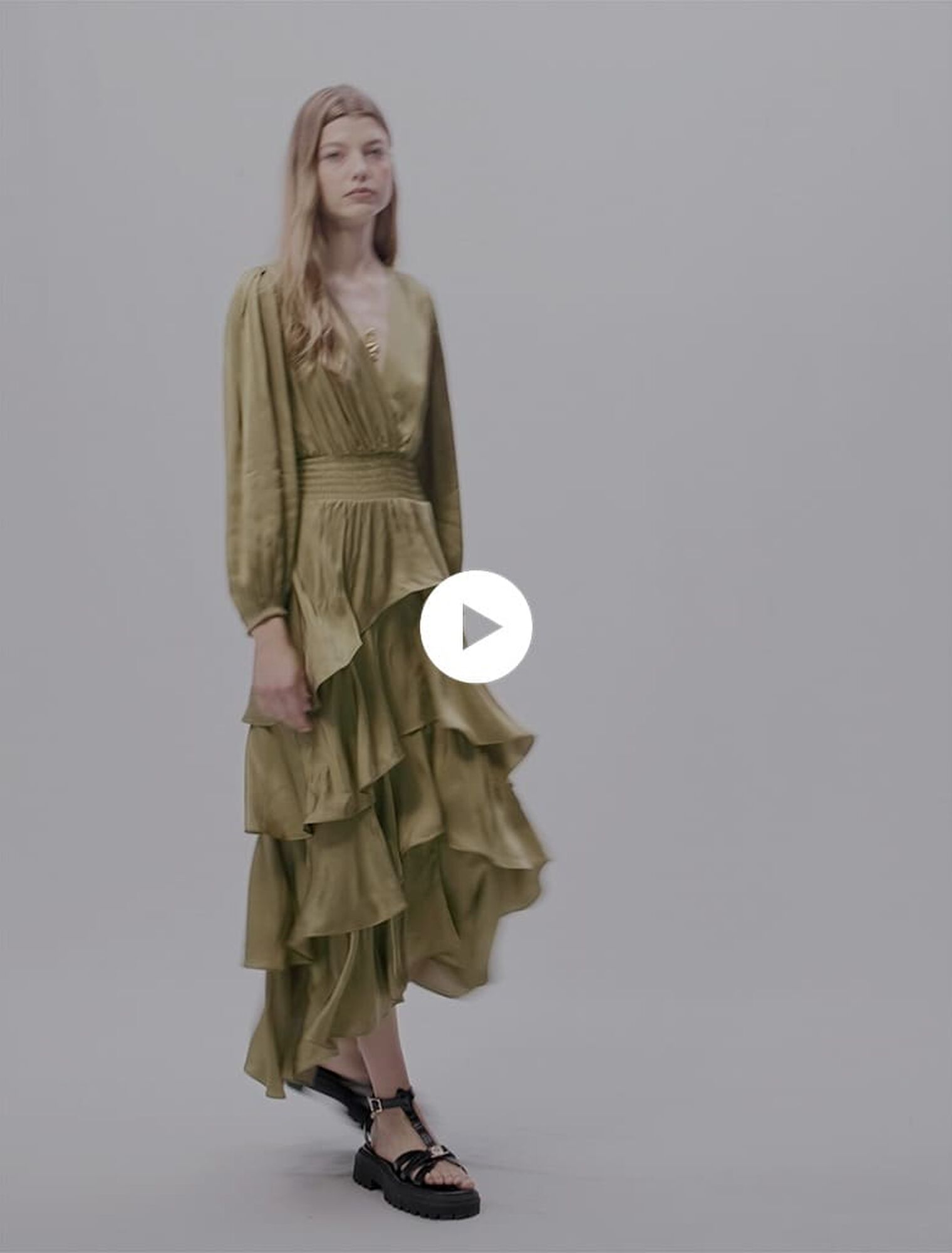 Langes Kleid mit Volants