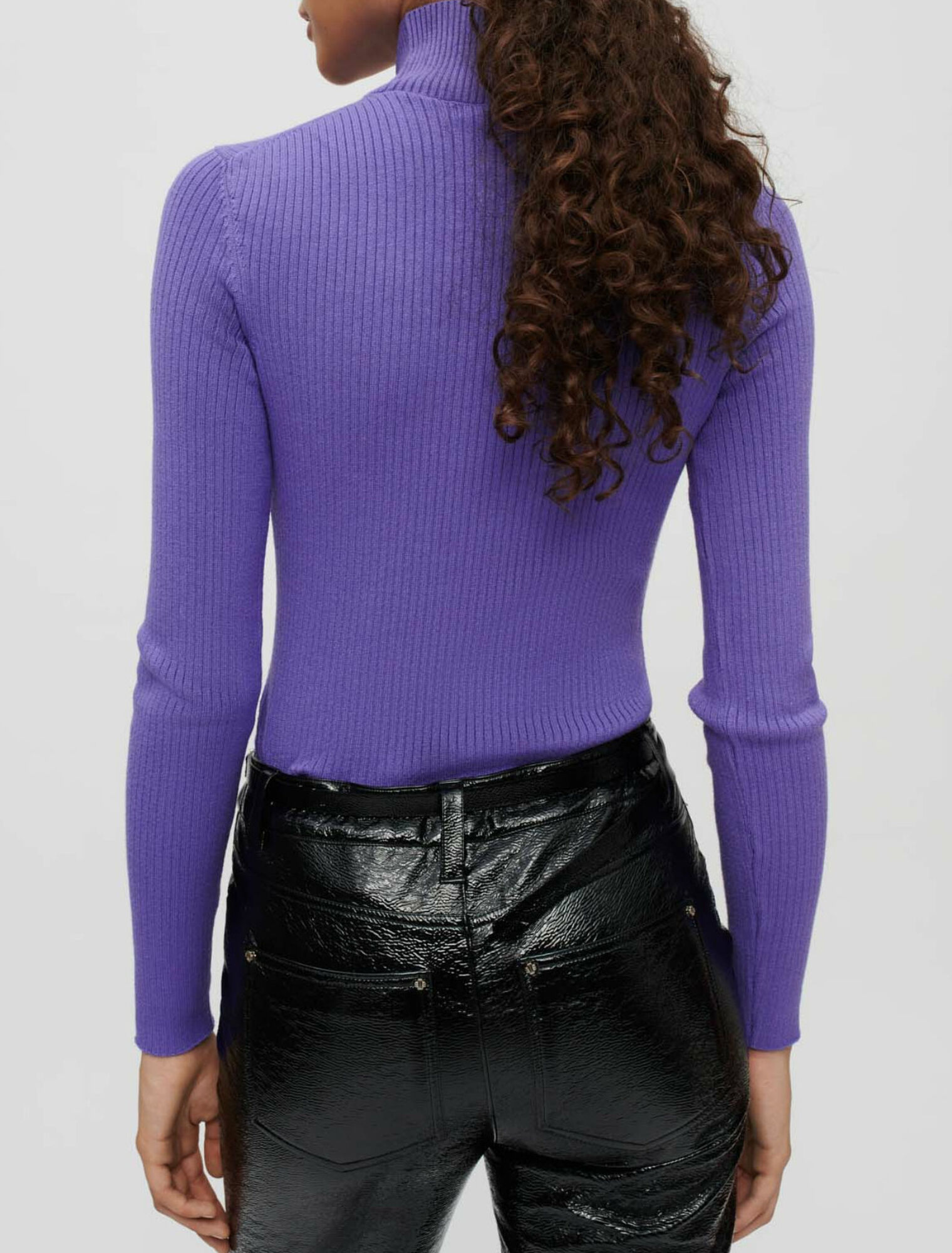 Eng anliegender Pullover mit Stehkragen