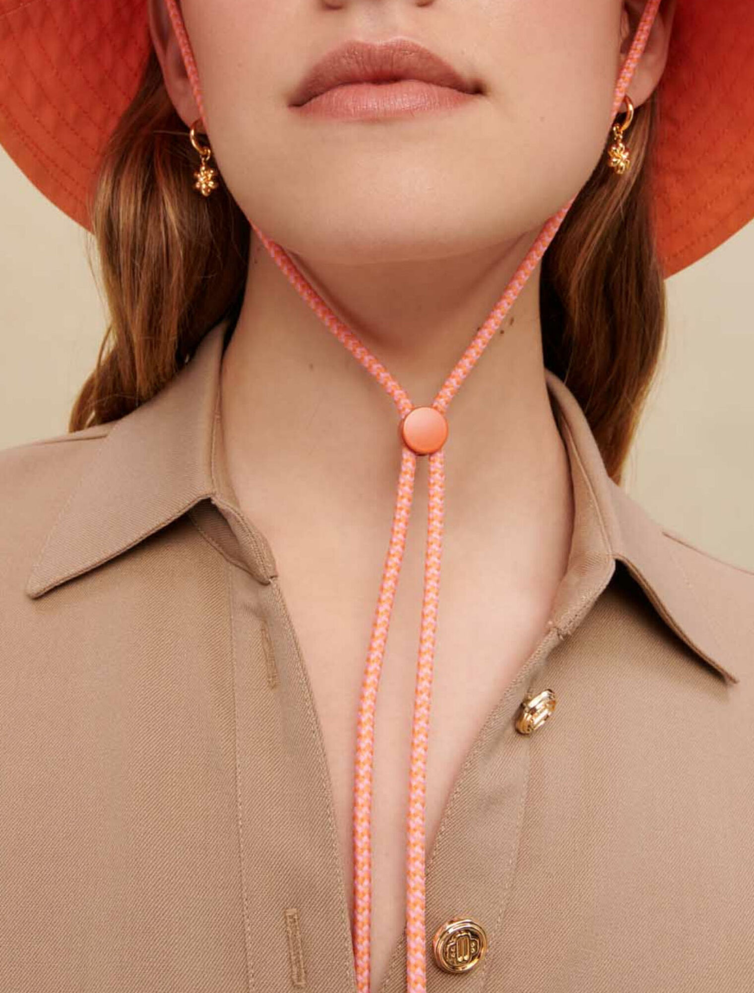 Kurzes Kleid mit Knopfleiste