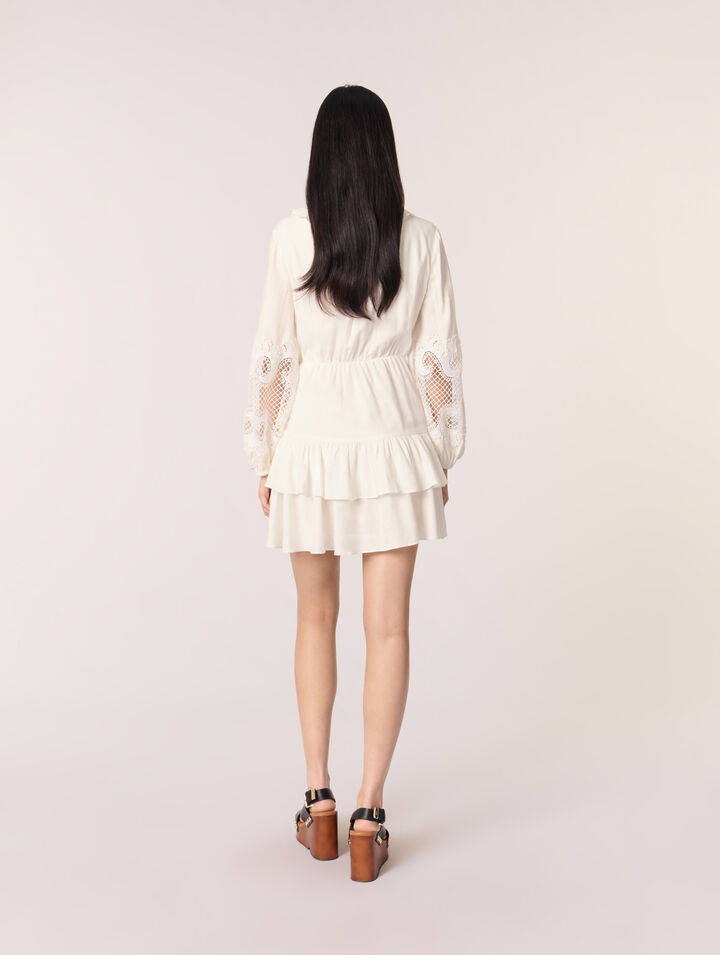 Kleid mit Volants und Stickereien