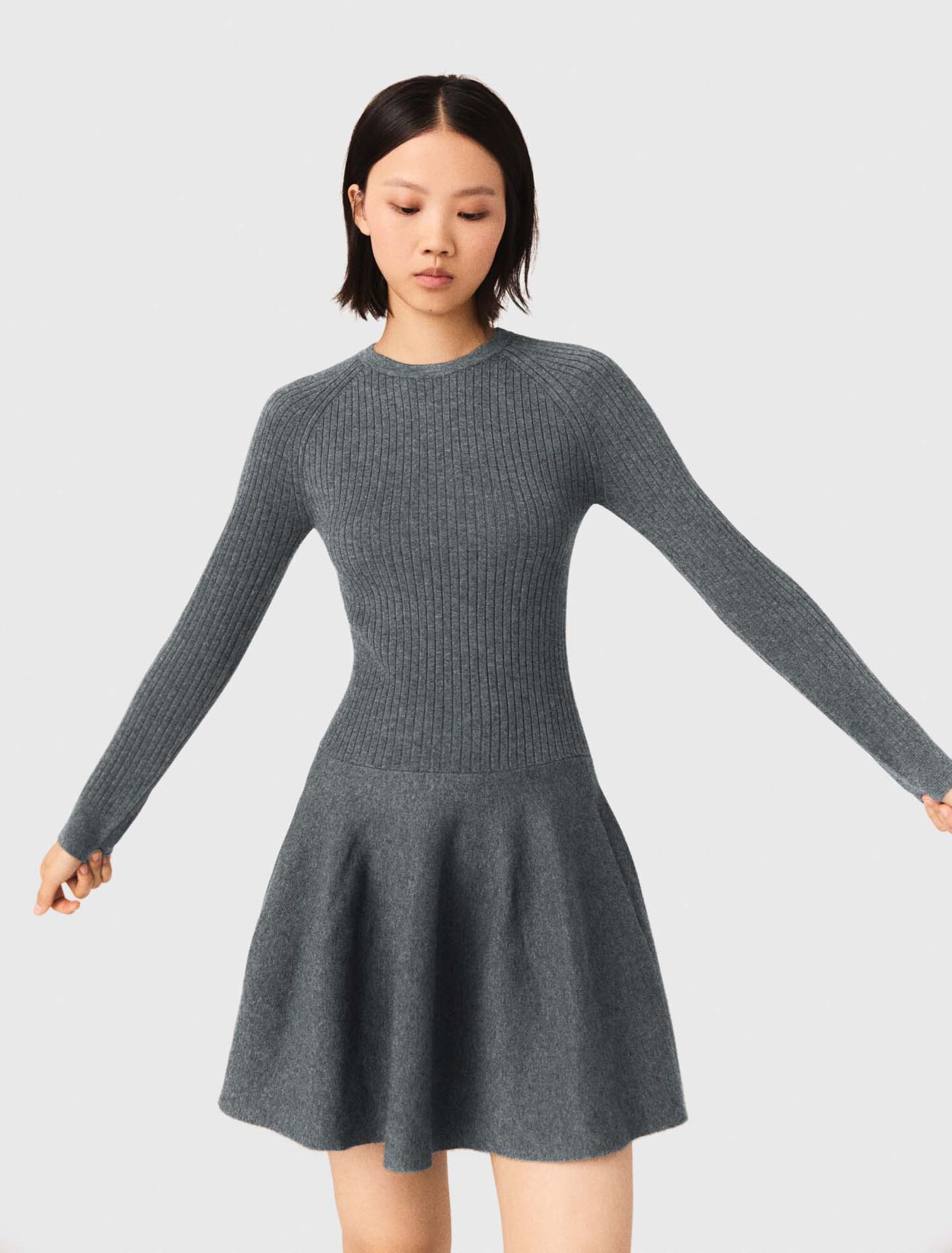 Kurzes Strickkleid mit Perlenkragen