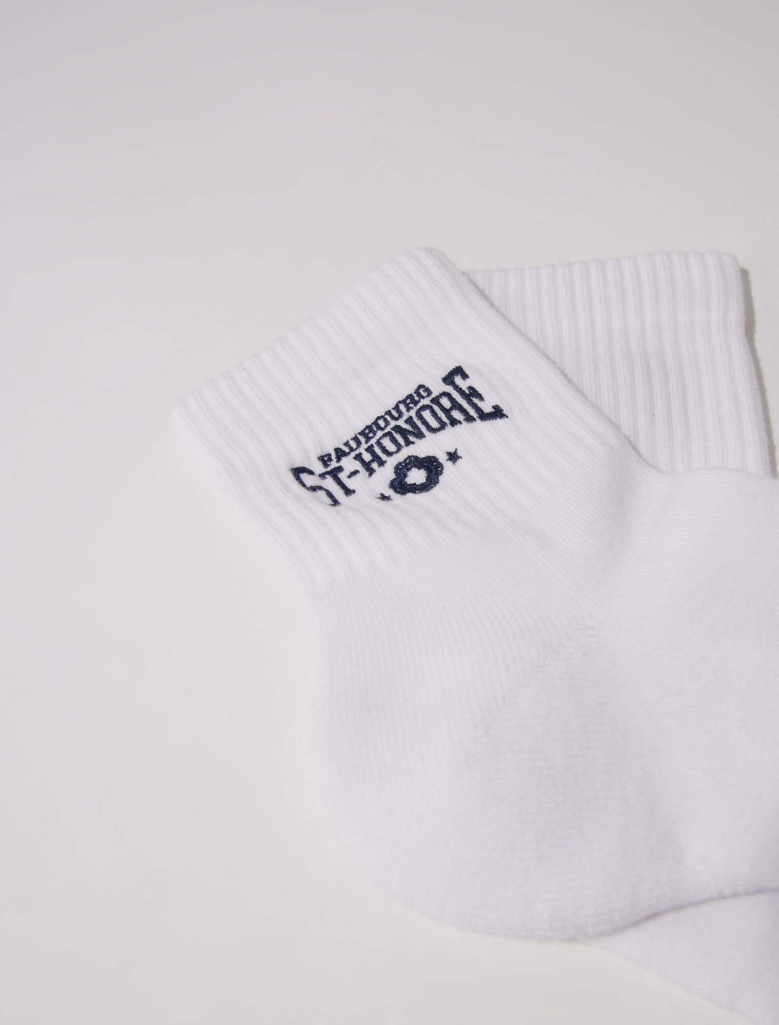 Socken mit Saint Honoré-Stickerei