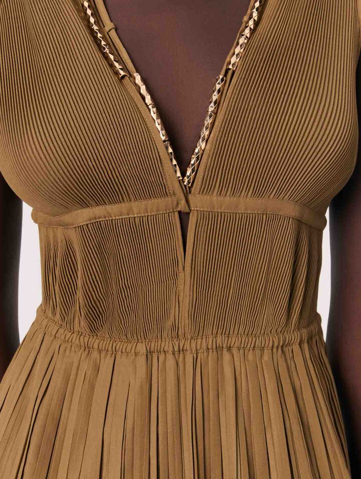 Plisseekleid mit Schmuckausschnitt