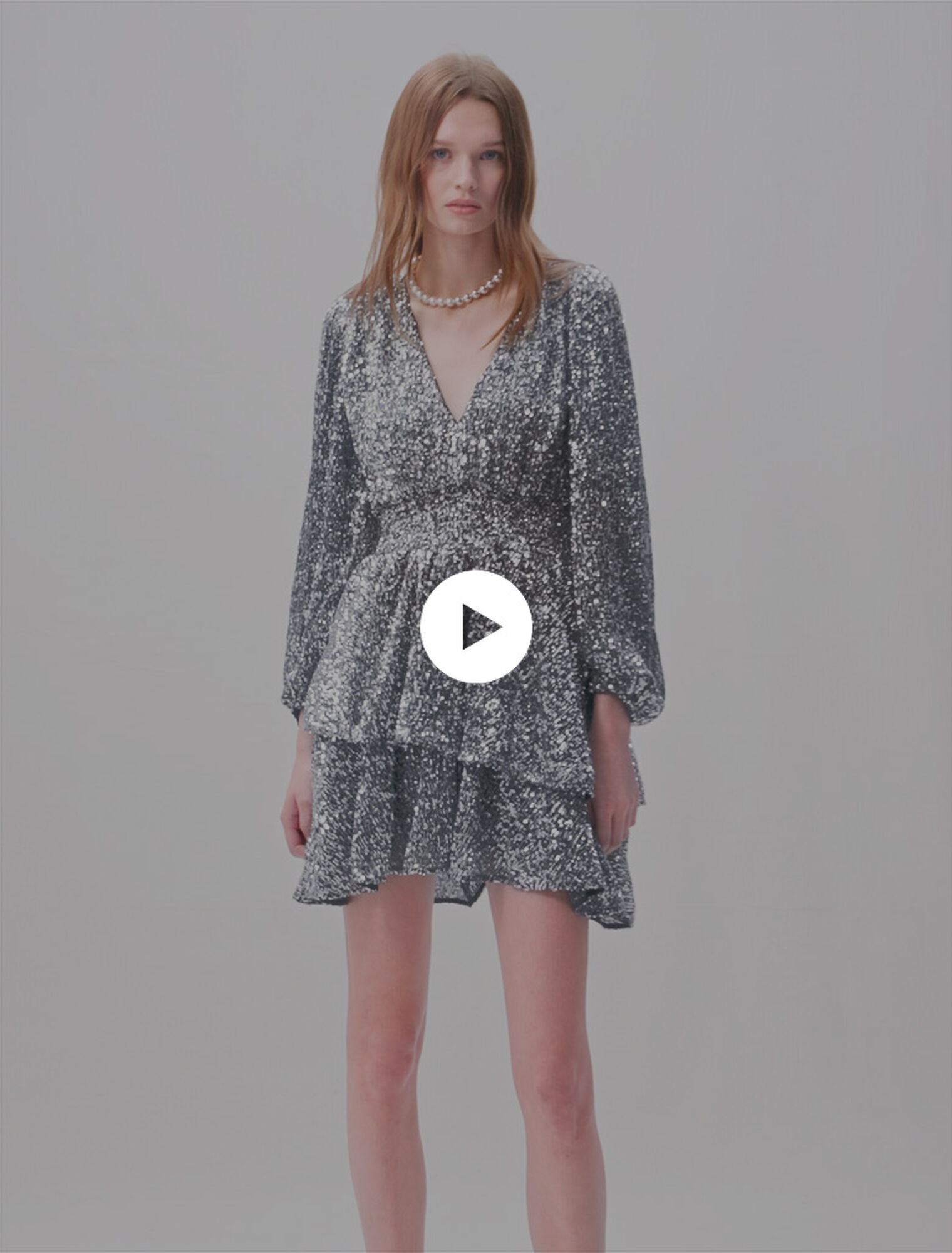 Kurzes Kleid mit Volants und Pailletten
