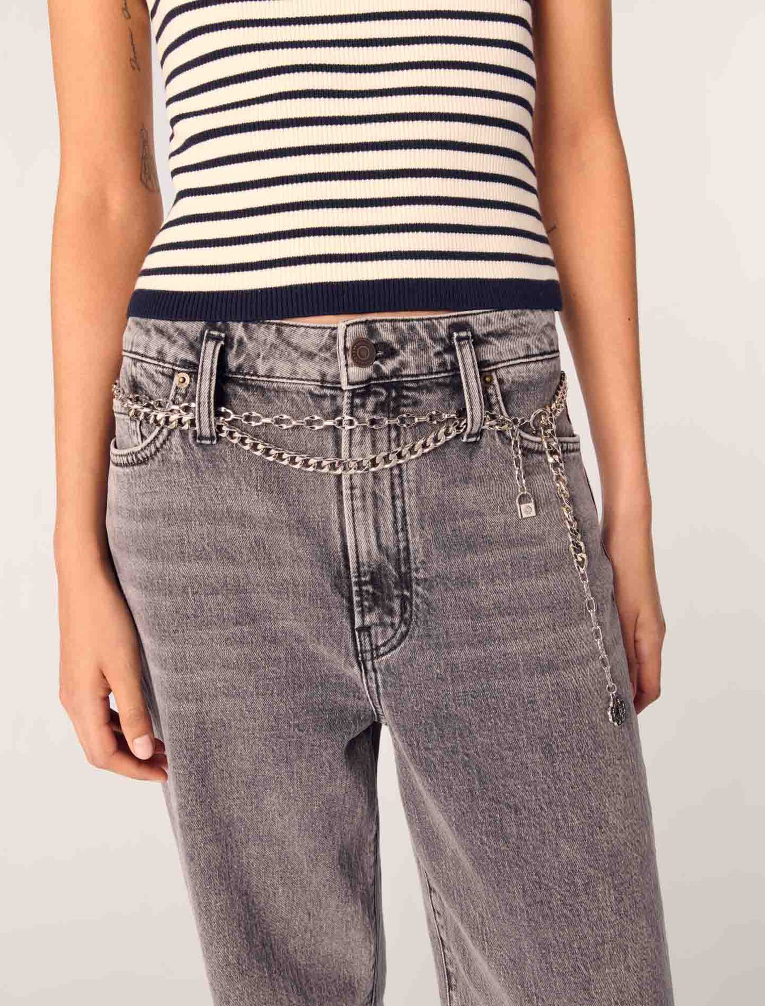 Weite Jeans mit Kettengürtel