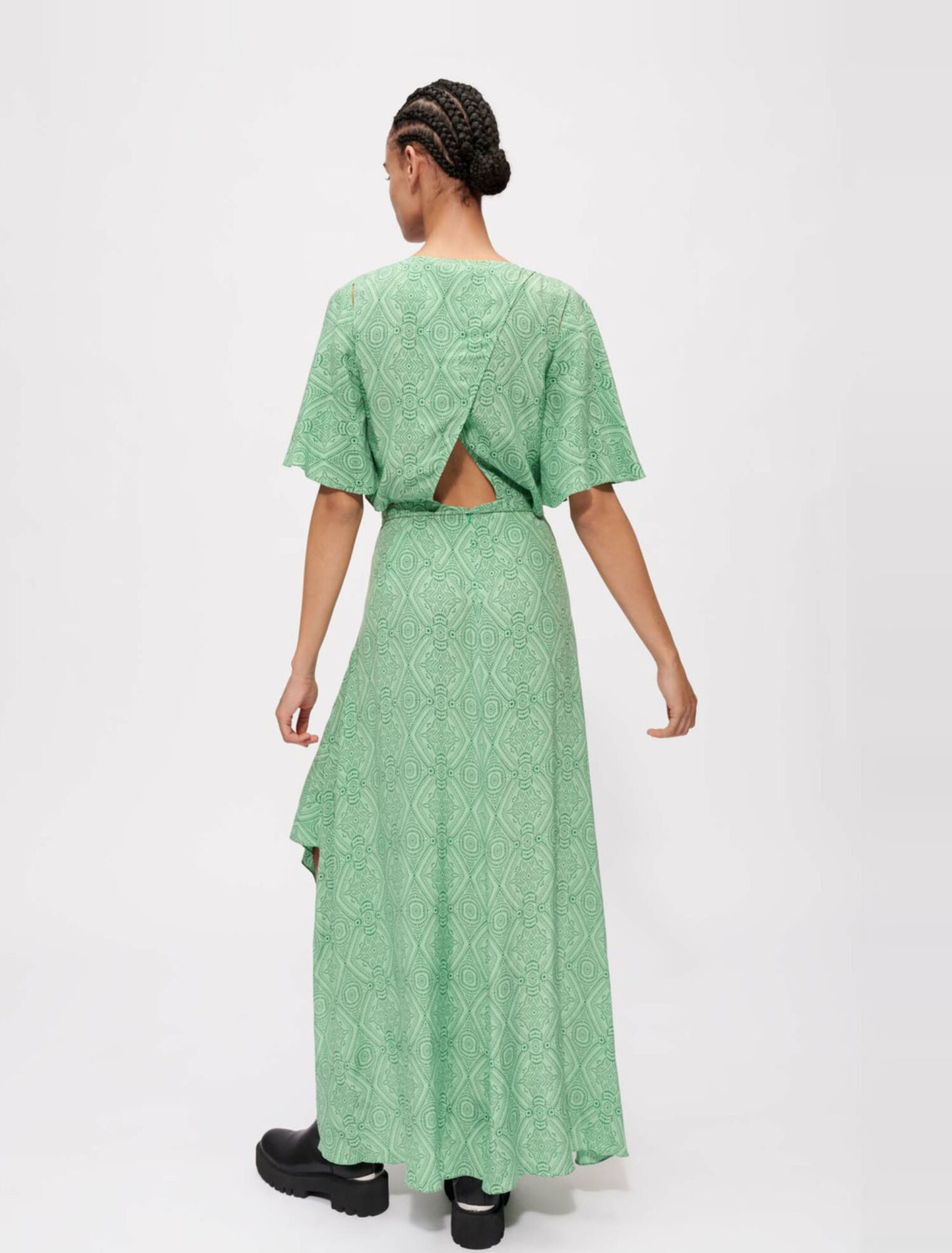Fließendes und bedrucktes Schalkleid