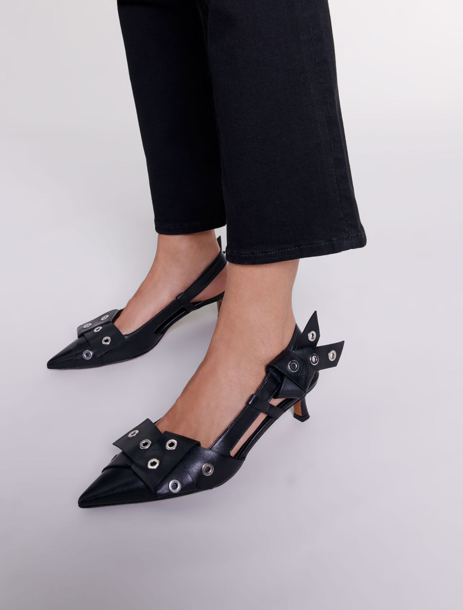 Spitze Pumps mit Schleifendetail