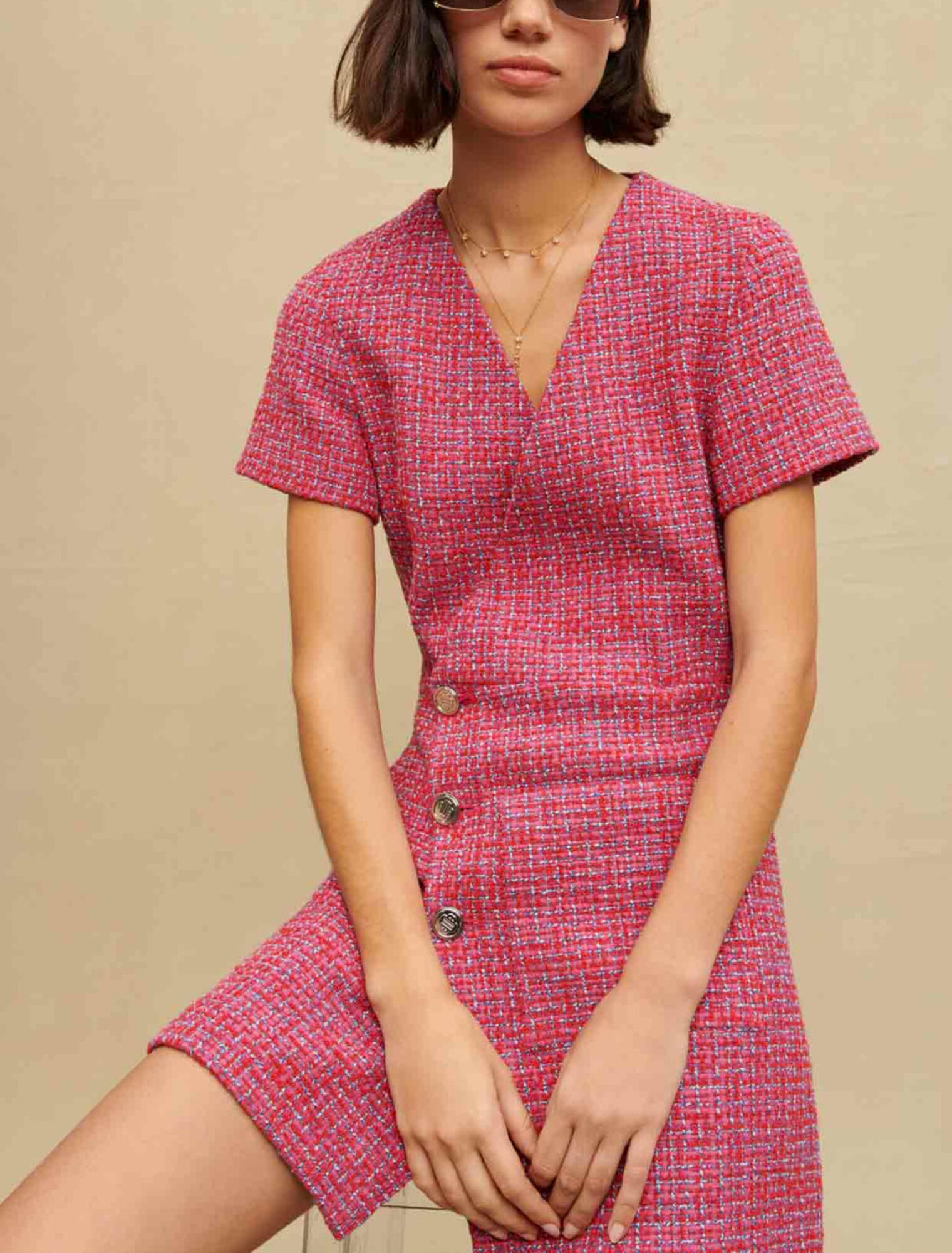 Kurzes Tweedkleid mit offenem Rücken