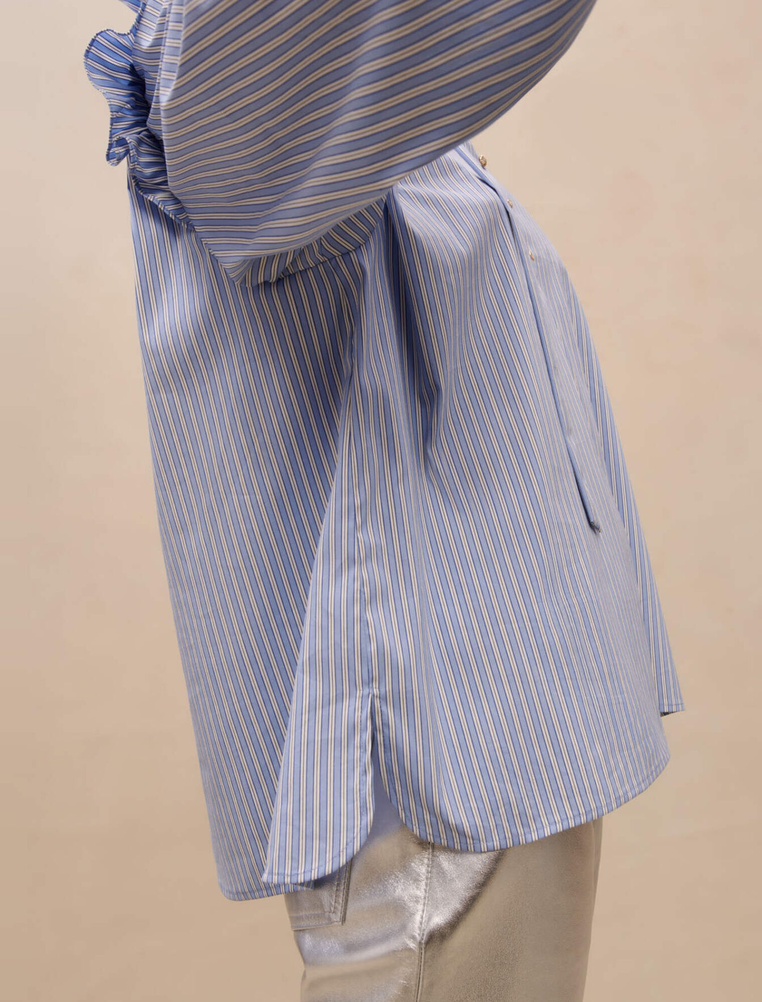 Blaue Bluse mit Streifenmuster