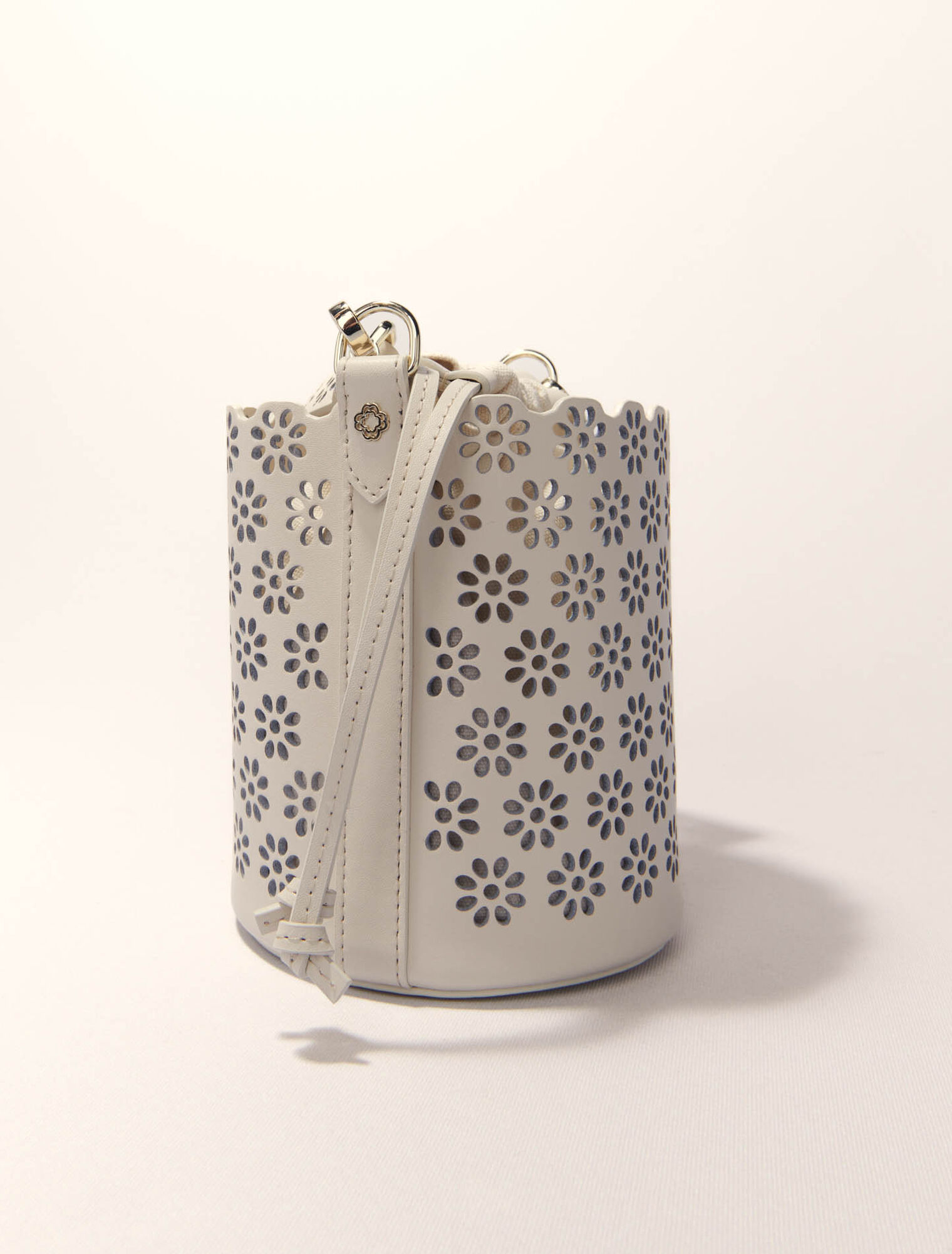 Bucket Bag aus perforiertem Leder
