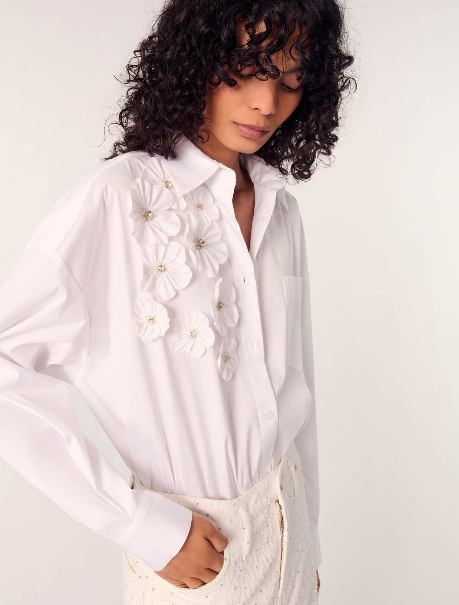 Lange Bluse mit Blumenstickerei