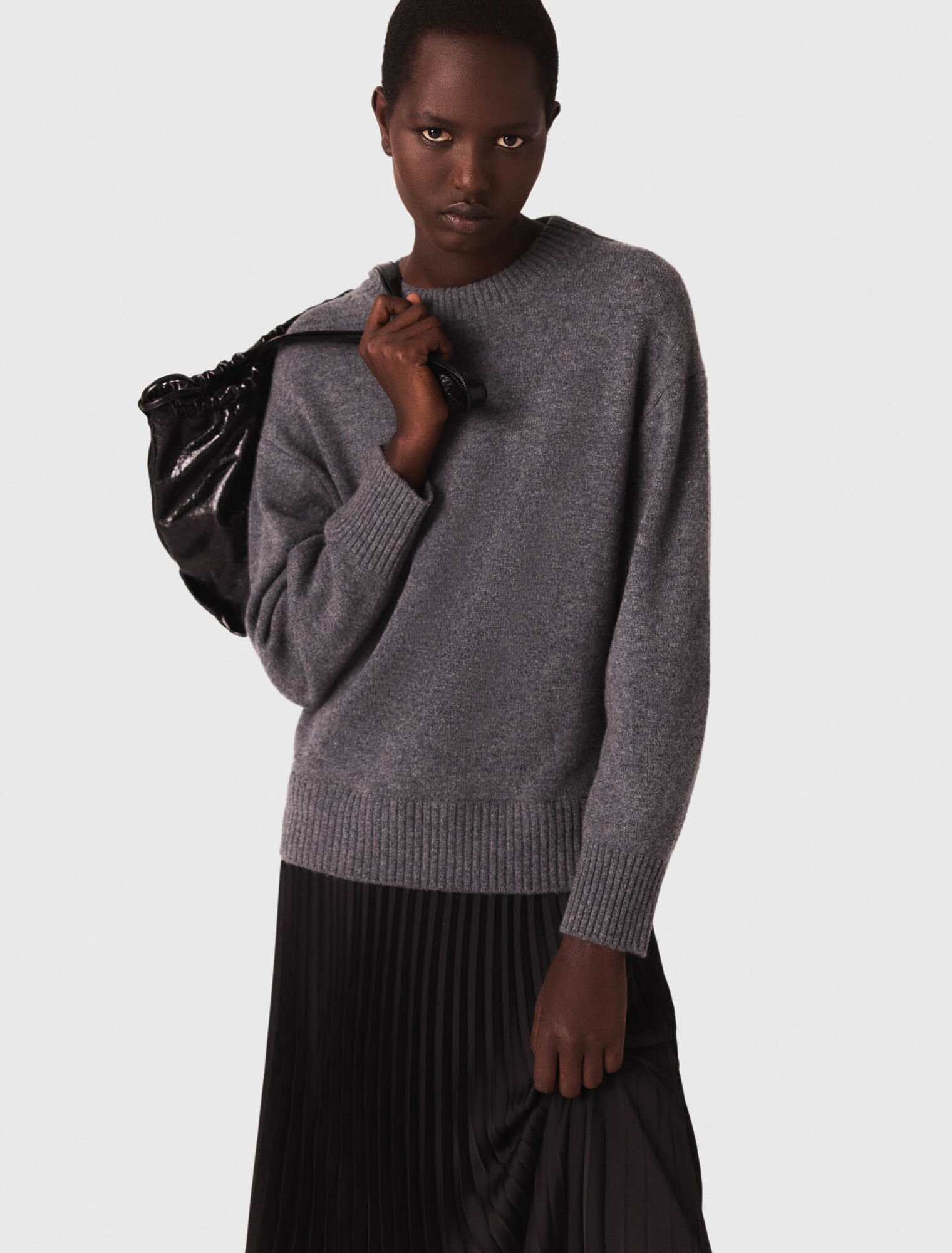 Langes Kleid im Materialmix