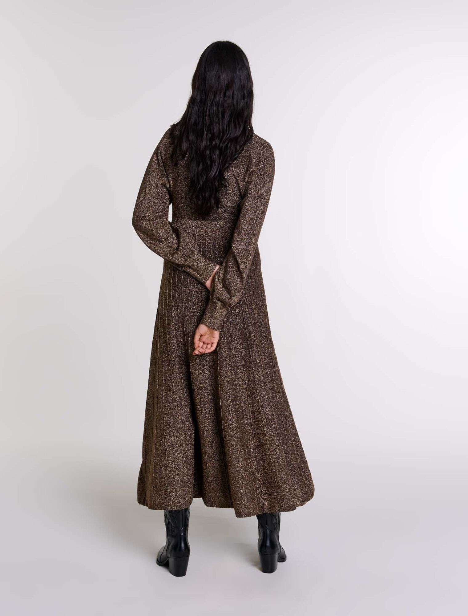 Langes Kleid aus glänzendem Strick